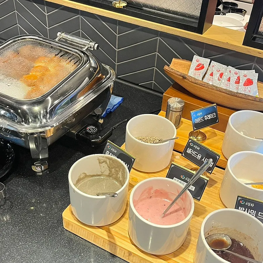 접시에 담아온 셀프바 떡볶이