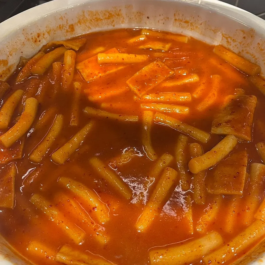 리필해 먹은 떡볶이와 곁들임 음식