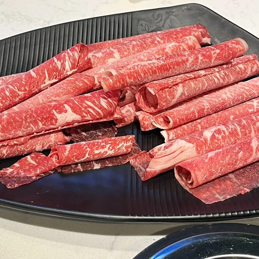 끓는 얼큰 미나리 육수와 푸짐한 테이블