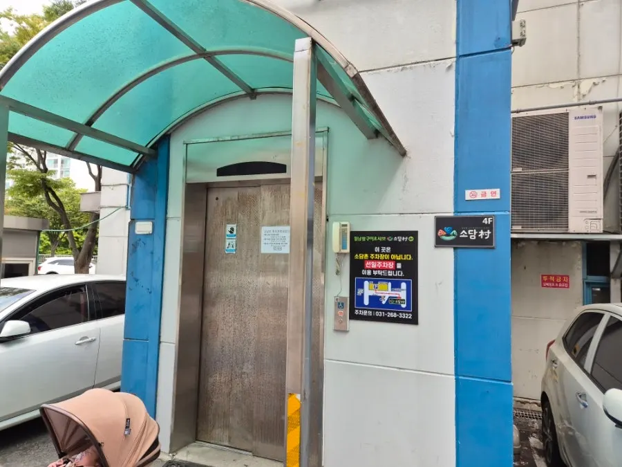 Elevator entrance going up to the 4th floor from the parking lot
