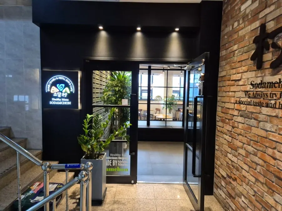 Interior of Sodamchon Suwon Jeongja Branch with wide table spacing