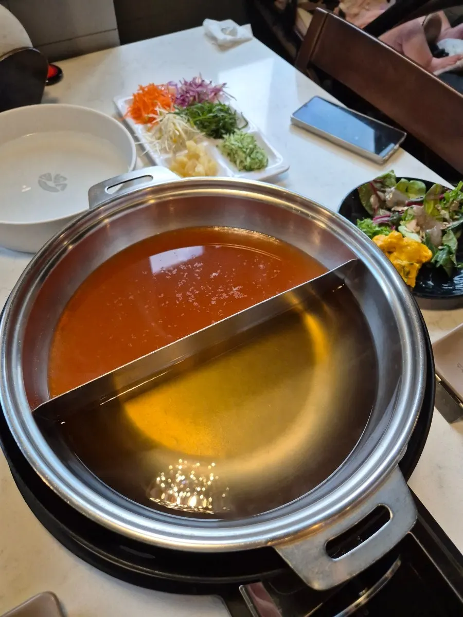 Half-and-half pot with clean and spicy broth