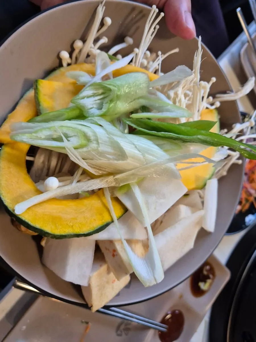 Shabu-shabu broth made refreshing with radish and green onion