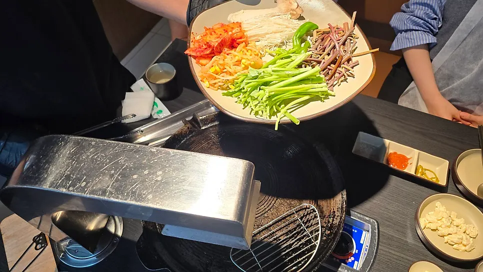 세트에 포함된 고사리 미나리 버섯 한 판