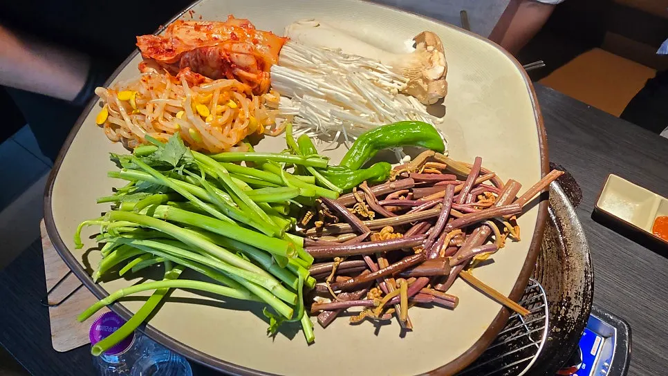 푸짐하게 담긴 곁들임 채소 접시
