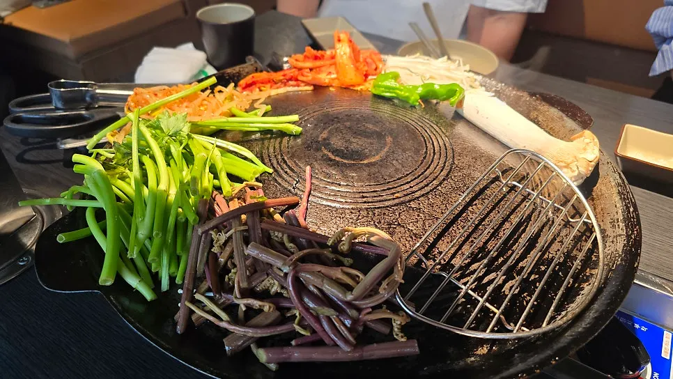 불판에 먼저 올려진 채소