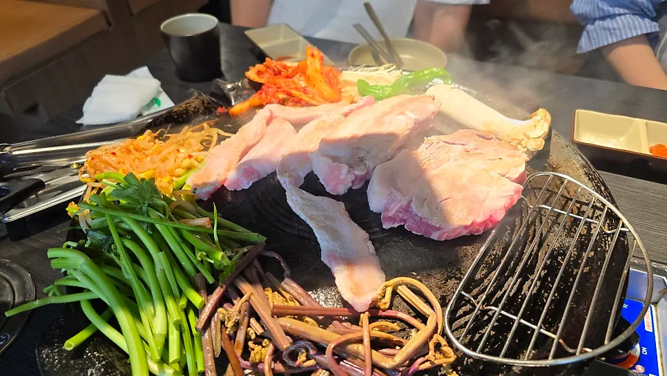 불판에서 익어가는 오겹살과 목살