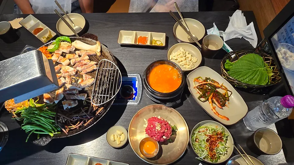 고기와 육회, 찌개가 놓인 한상 차림