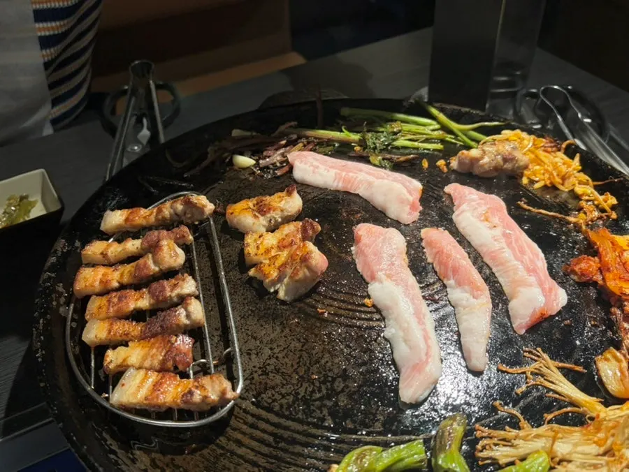 Grilled pork belly cut into bite-sized pieces