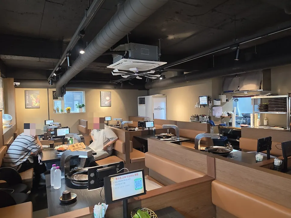 Table seating divided by partitions