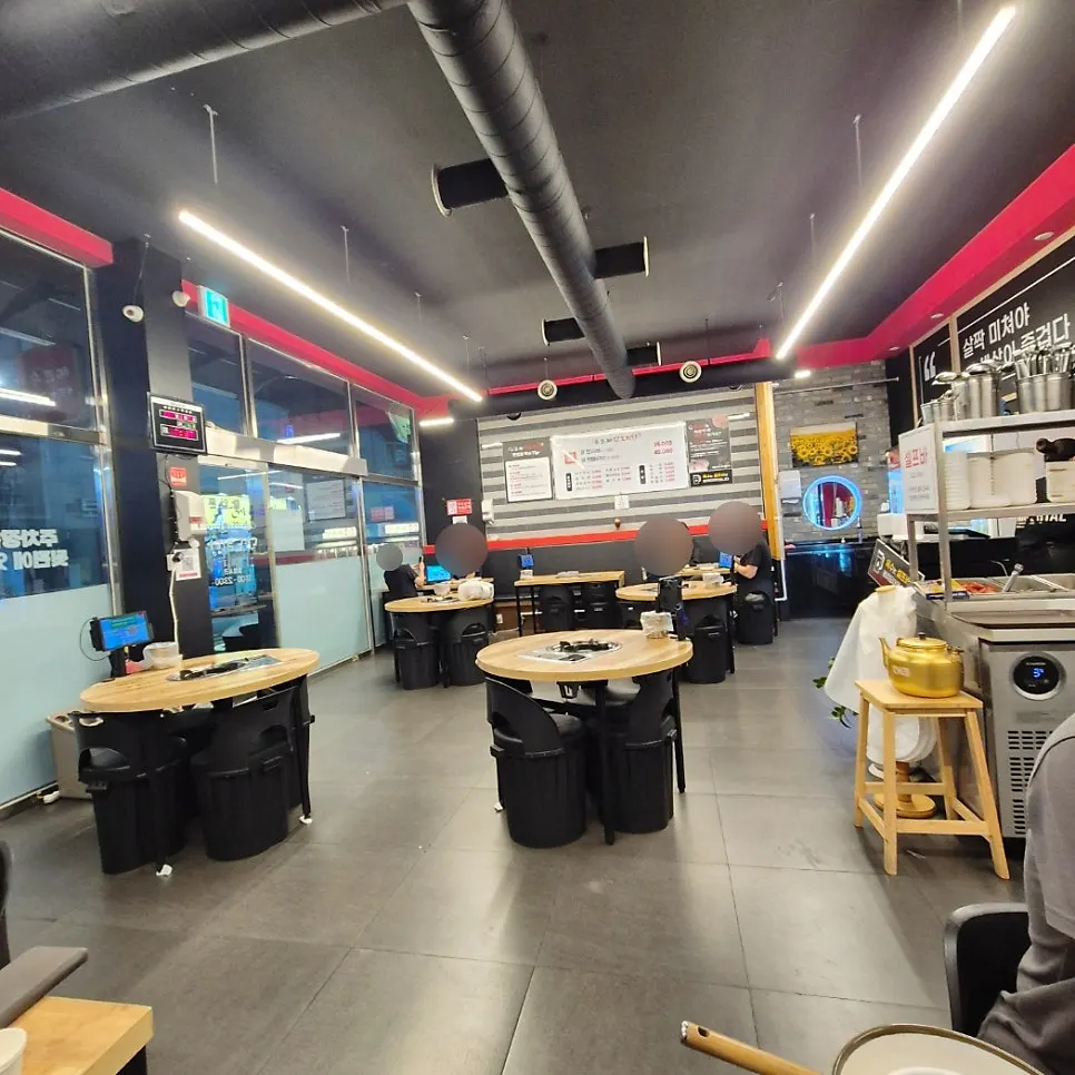 Interior of Sottture Dakdoritang with black and red accents