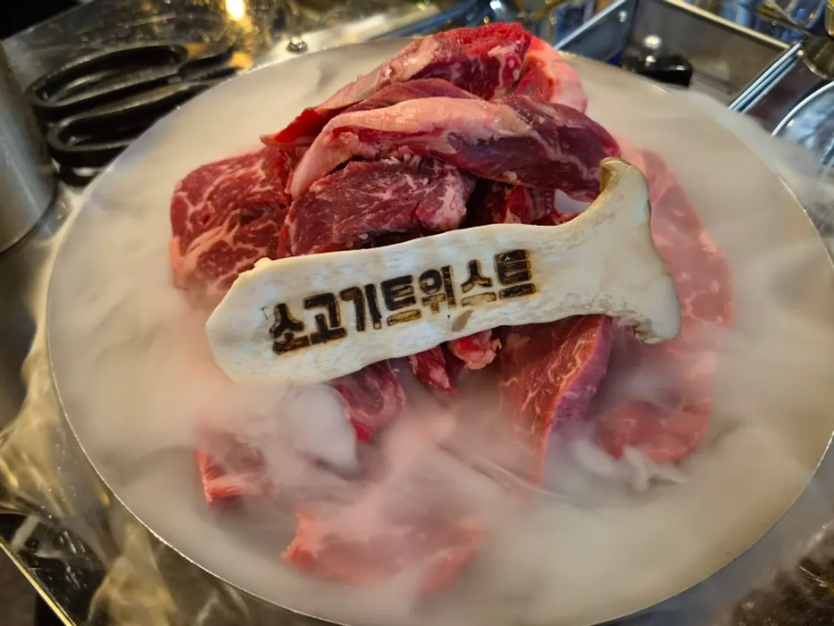 Beef platter 1kg with kkotsaeu-sal, salchi-sal, and jebichuri