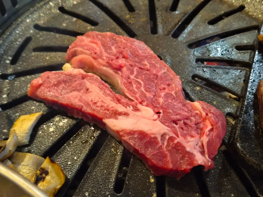 Kkotsaeu-sal before going on the grill