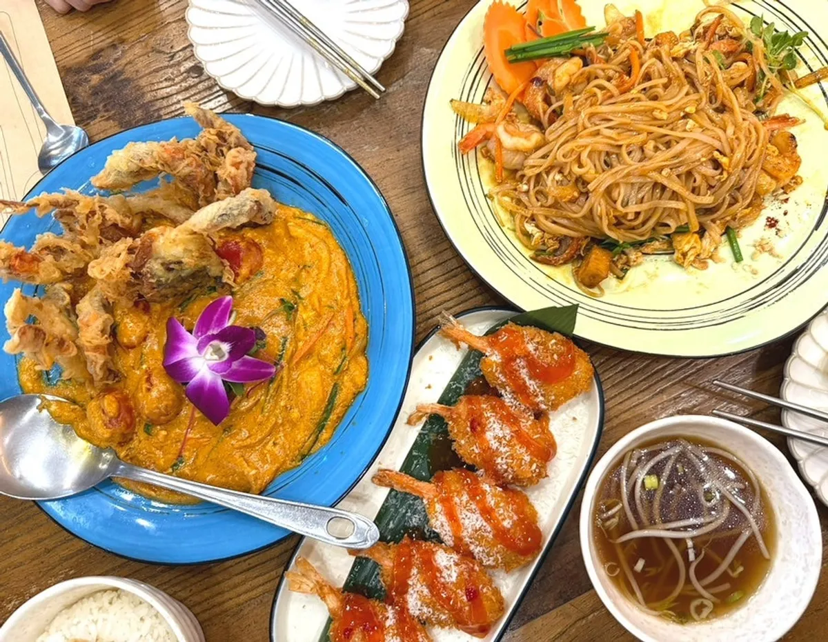 A spread of Thai dishes at Soi Nana Seongsu