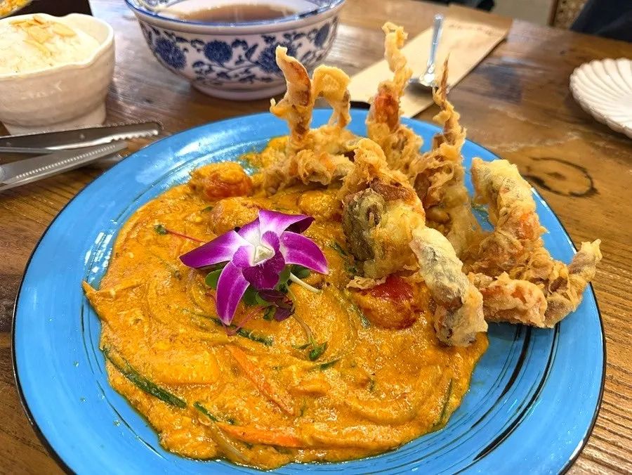 Soft crab curry with seafood