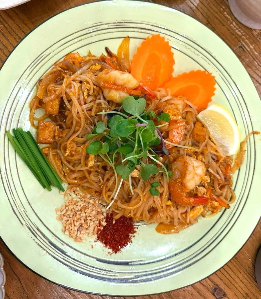 Pad thai with shrimp on top