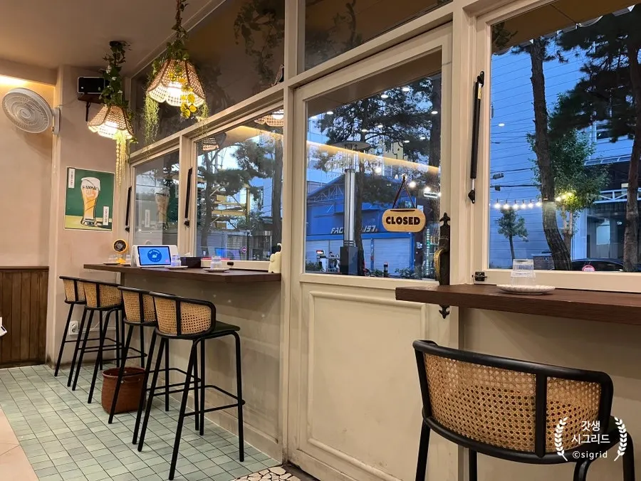 View of tables and seating at Soi Nana Seongsu