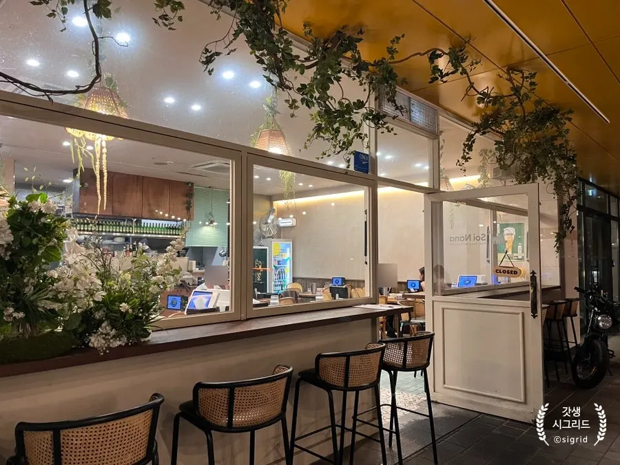 A corner of Soi Nana Seongsu with an exotic atmosphere