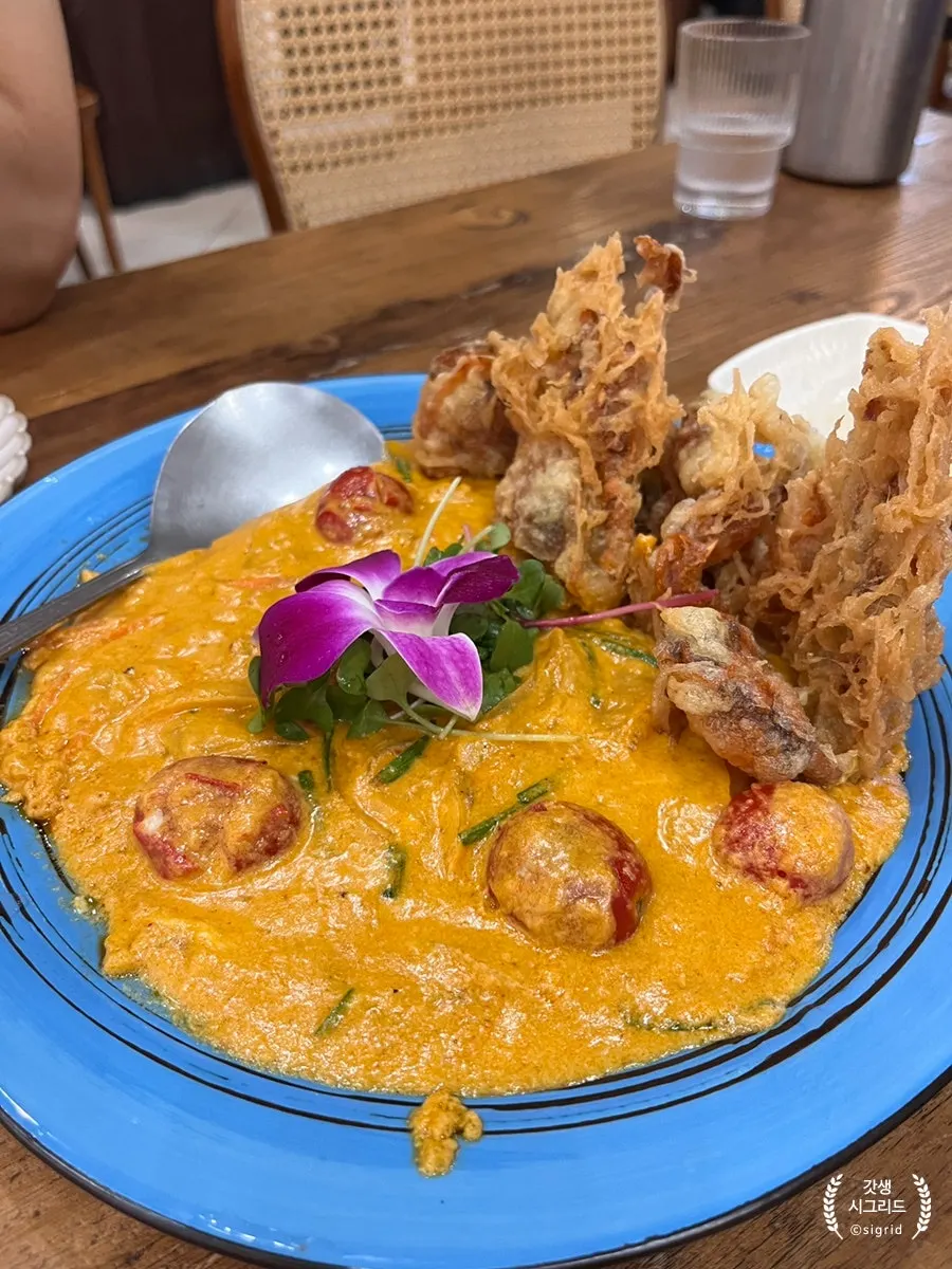 A plate of poo pad pong curry at Soi Nana Seongsu