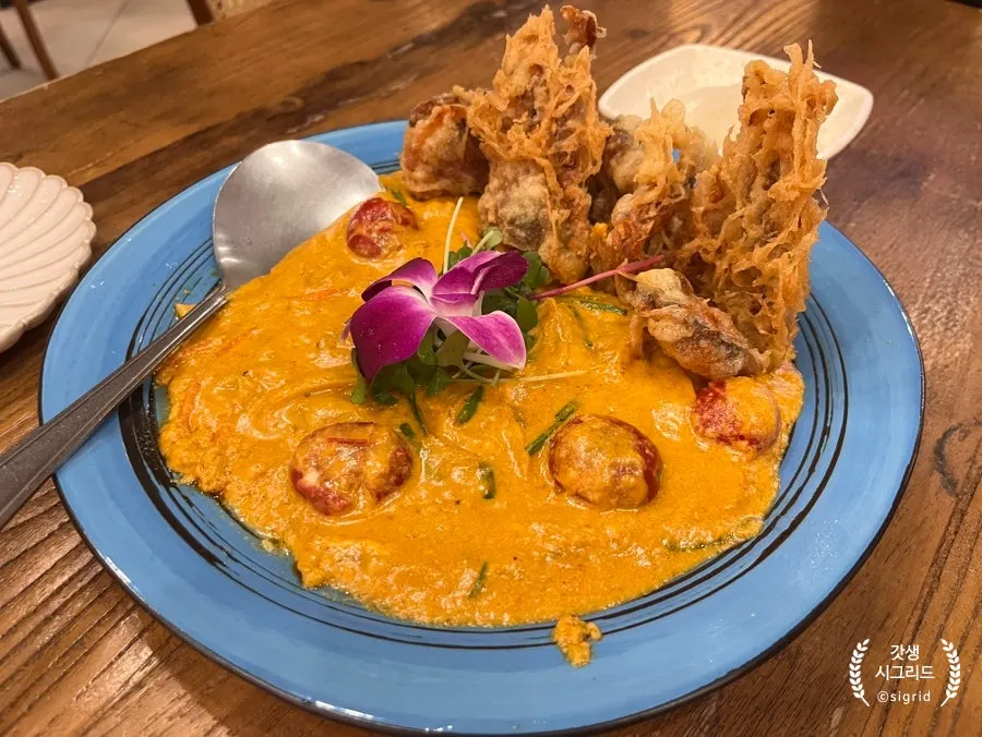 A plate of poo pad pong curry served with rice