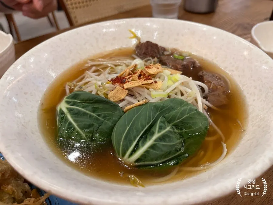 A bowl of clear-broth tendon beef pho