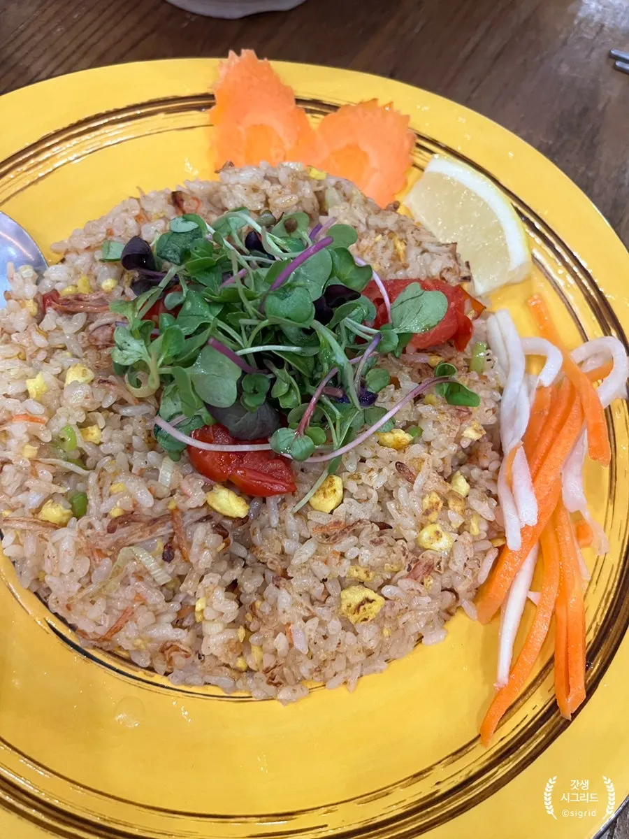 Crab fried rice at Soi Nana Seongsu