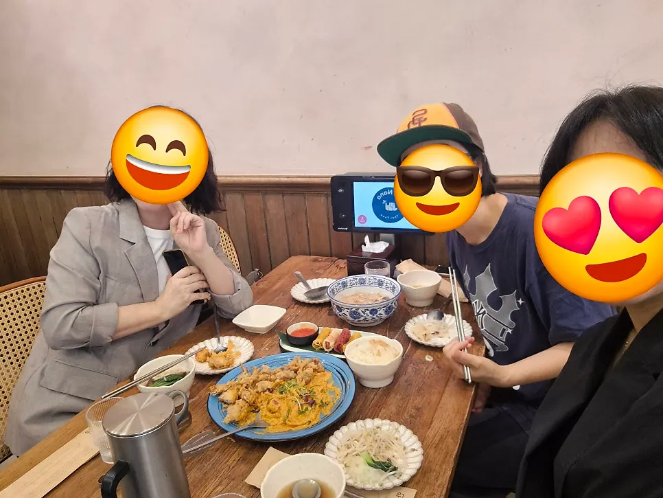 The restaurant atmosphere, great for a Seongsu date