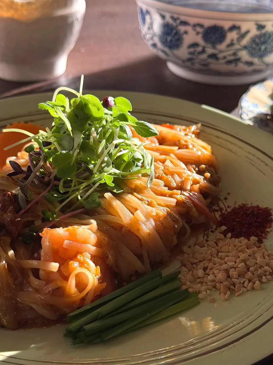 Close-up of pad thai kung topped with plump shrimp