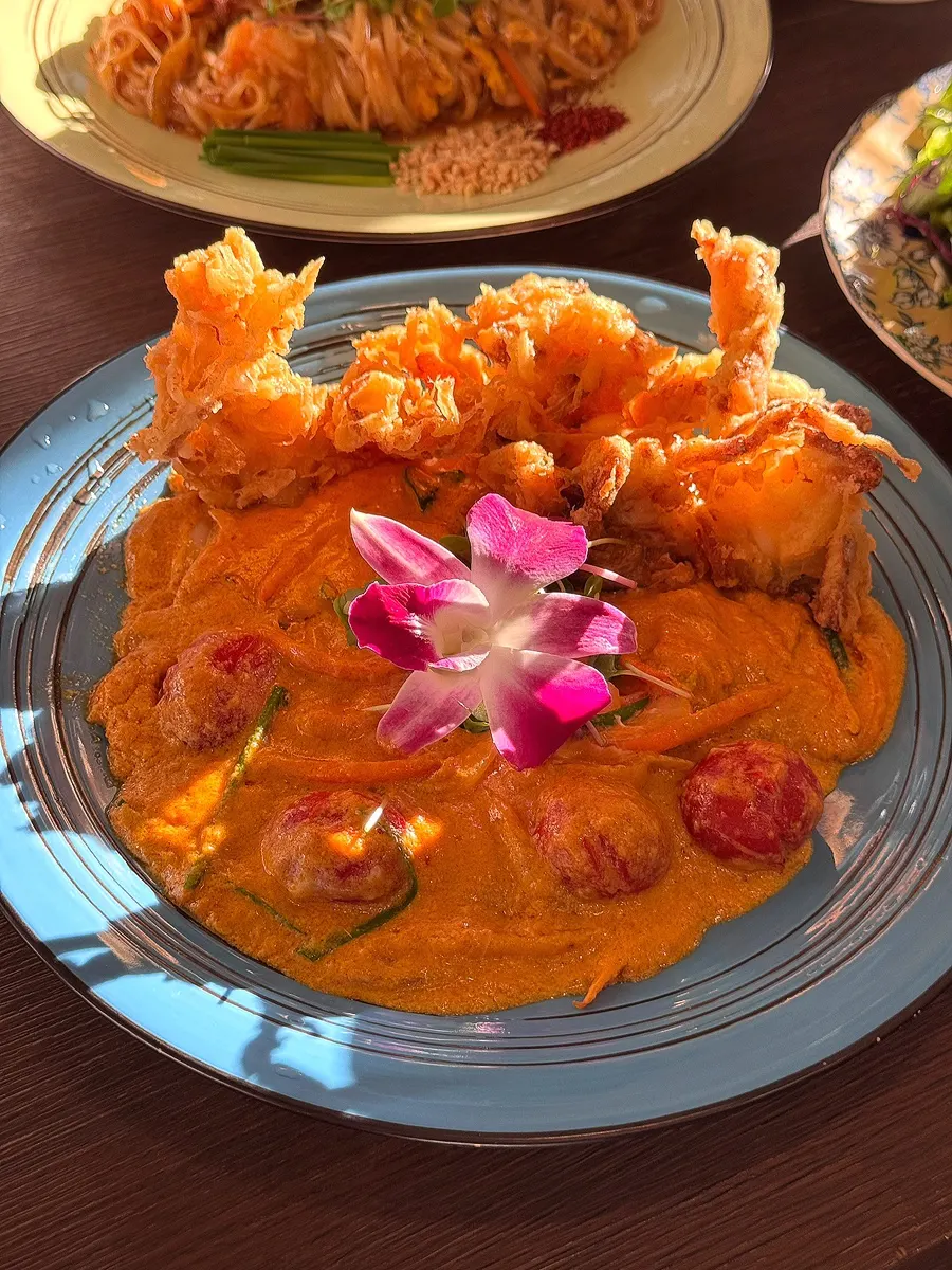 Poo pad pong curry served at Soi Nana Seongsu