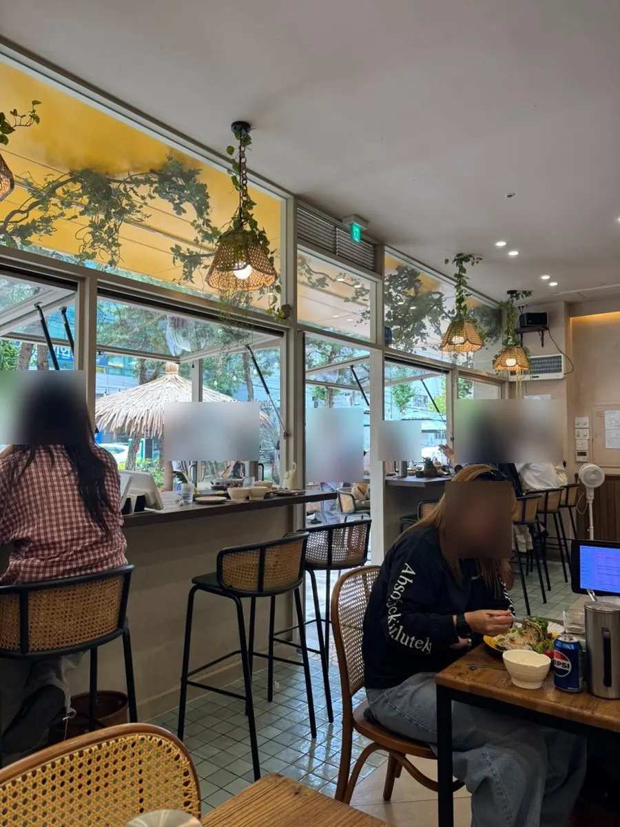 Soi Nana Seongsu with its windows open