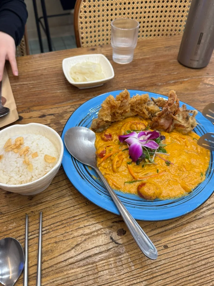 Seating and tables at Soi Nana Seongsu