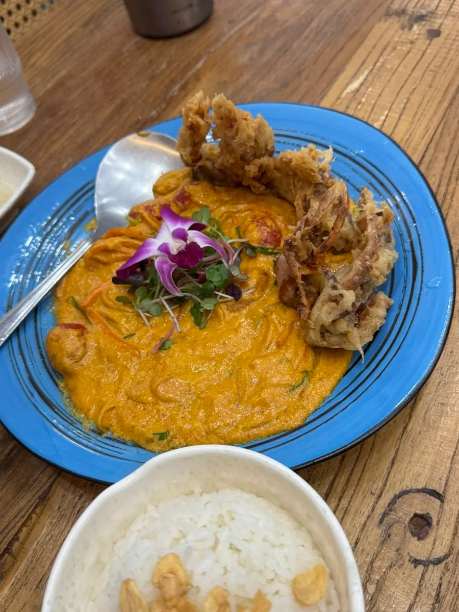 Full spread of pu pad pong curry at Soi Nana Seongsu