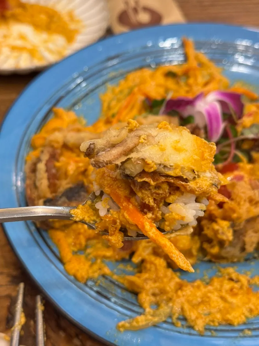 Close-up of the pu pad pong curry sauce