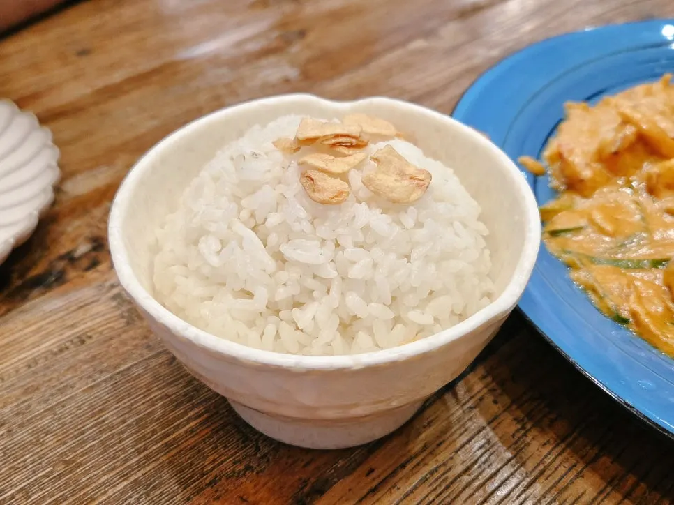 꿍팟퐁커리와 흰쌀밥 상차림