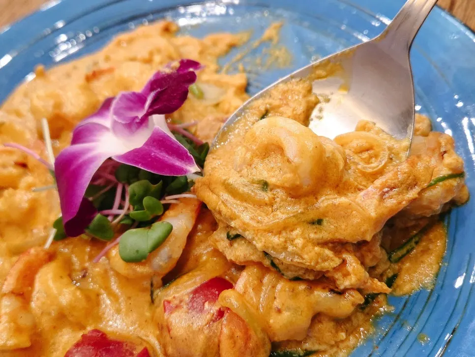 계란이 몽글하게 볶아진 커리