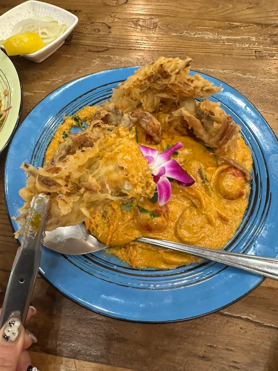 Soi Nana's smoky pad thai kung loaded with shrimp