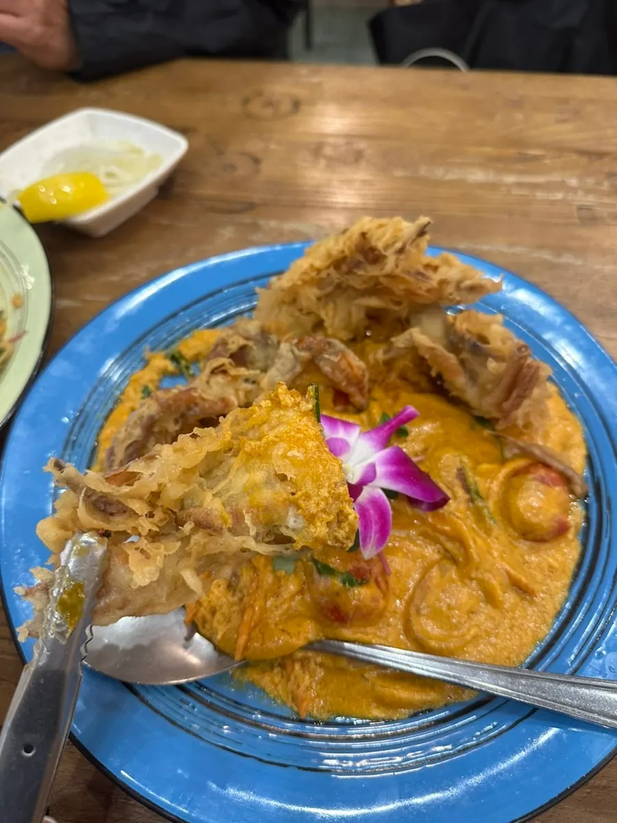 Close-up of the smoky pad thai kung showing its char