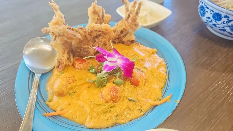 Table setting of pu pad pong curry at Soi Nana Seongsu