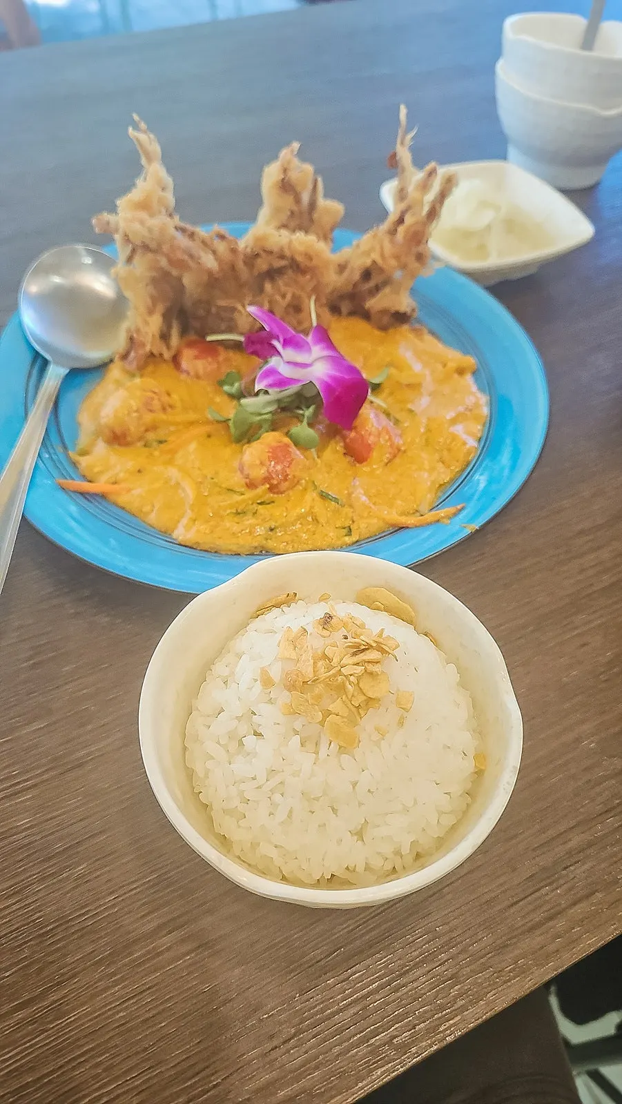 Generous bowl of rice served with the pu pad pong curry