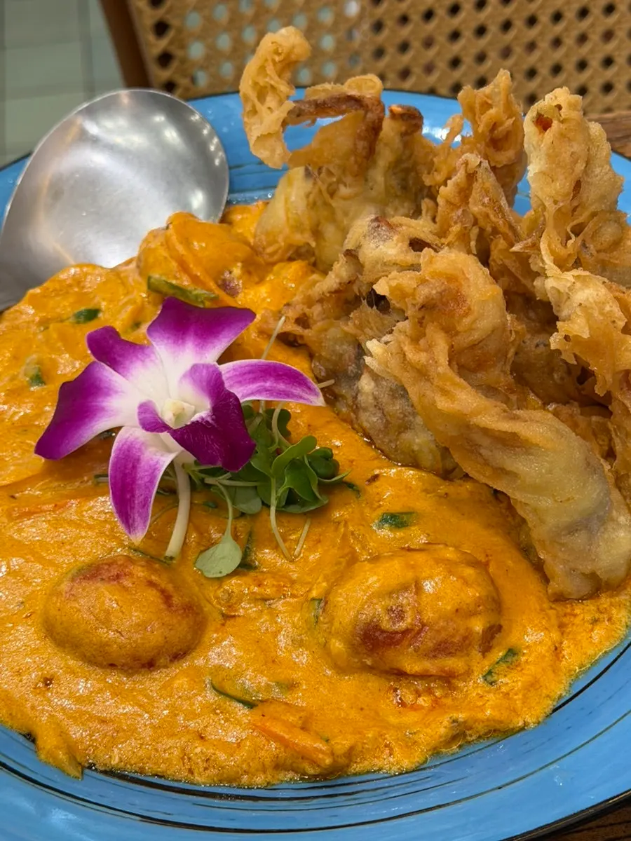 Soft-shell crab pu pad pong curry