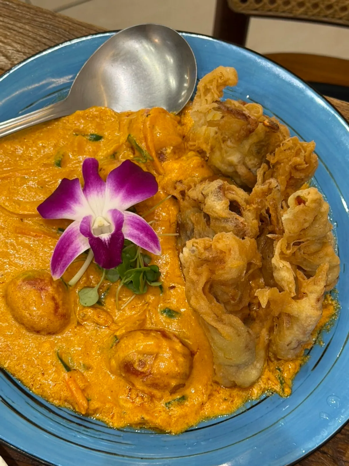 A plate of pu pad pong curry at Soi Nana Seongsu