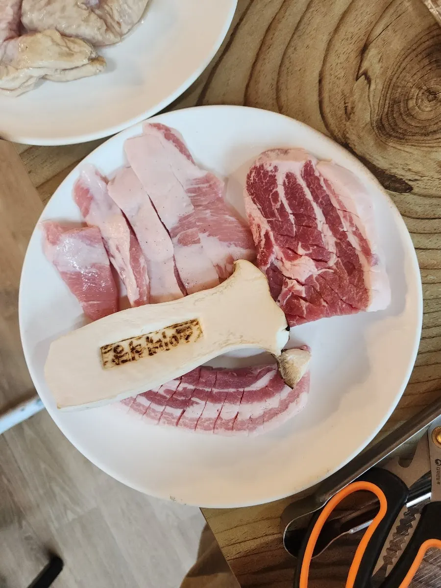 삼겹살 목살 항정살 막창 1인분씩 담긴 접시
