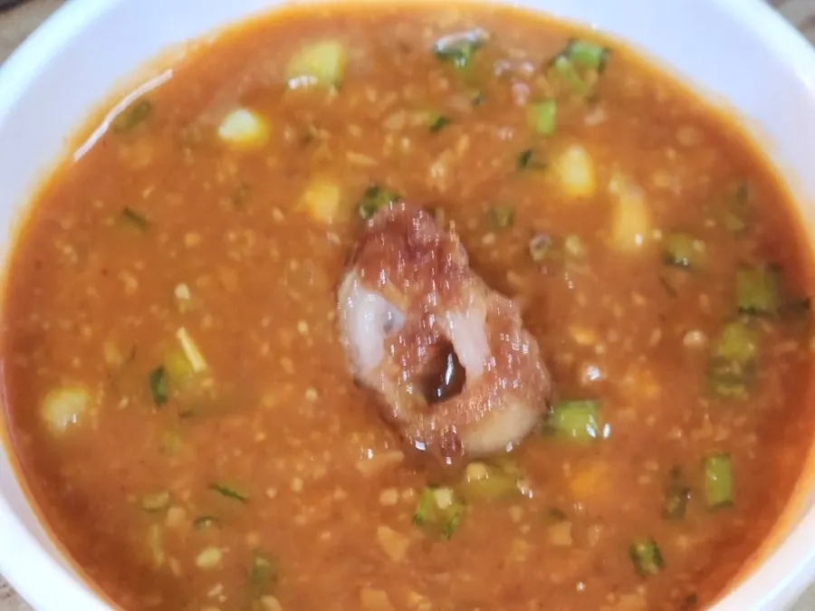 멜젓에 찍은 막창 한 점