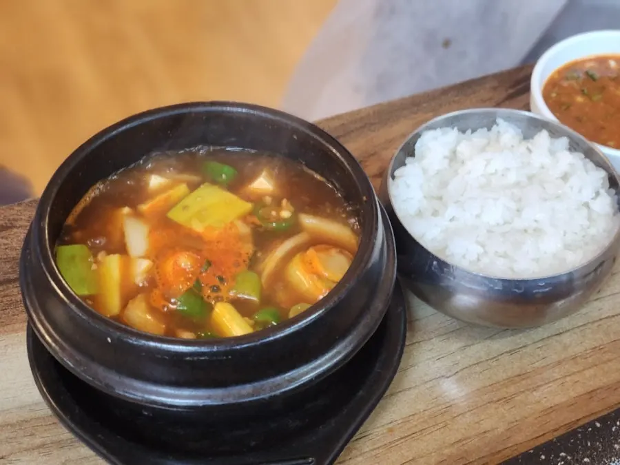 후식으로 주문한 된장찌개와 공기밥