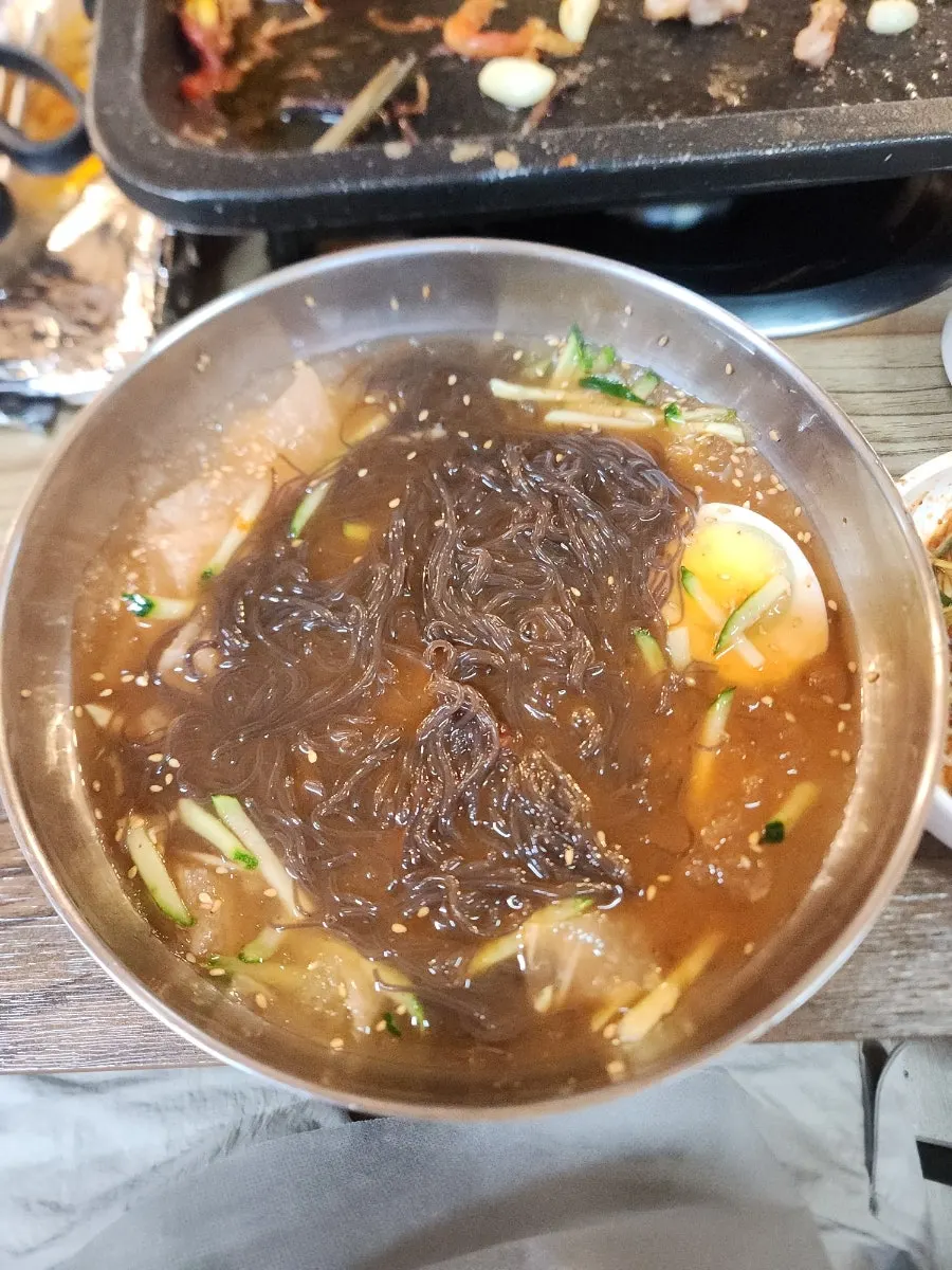 식초와 겨자를 넣어 섞은 물냉면