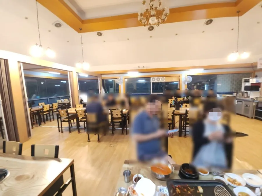식사를 마친 테이블과 저녁 손님이 들어오는 홀