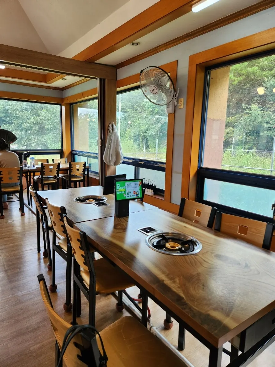 Interior seating at Soine Sikdang
