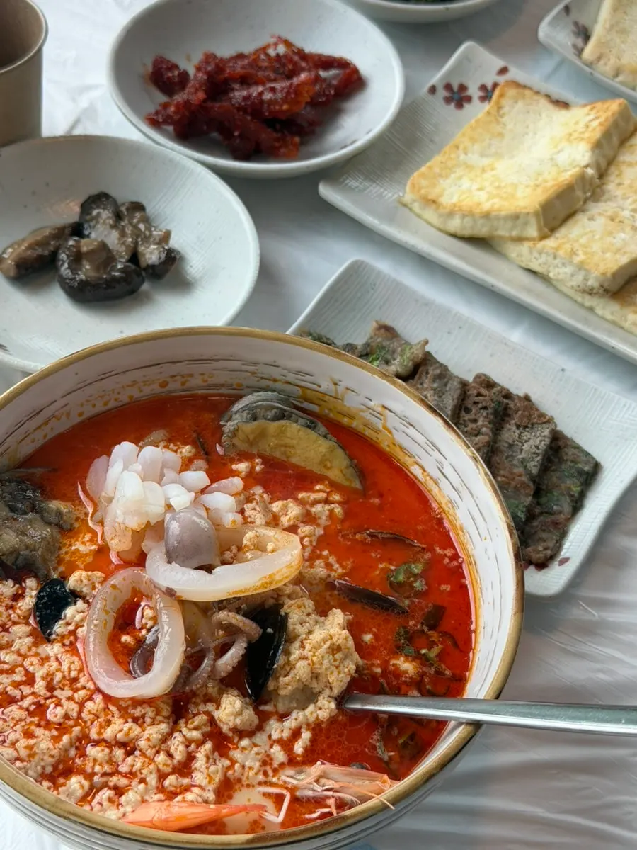 얼큰한 국물의 전복짬뽕순두부