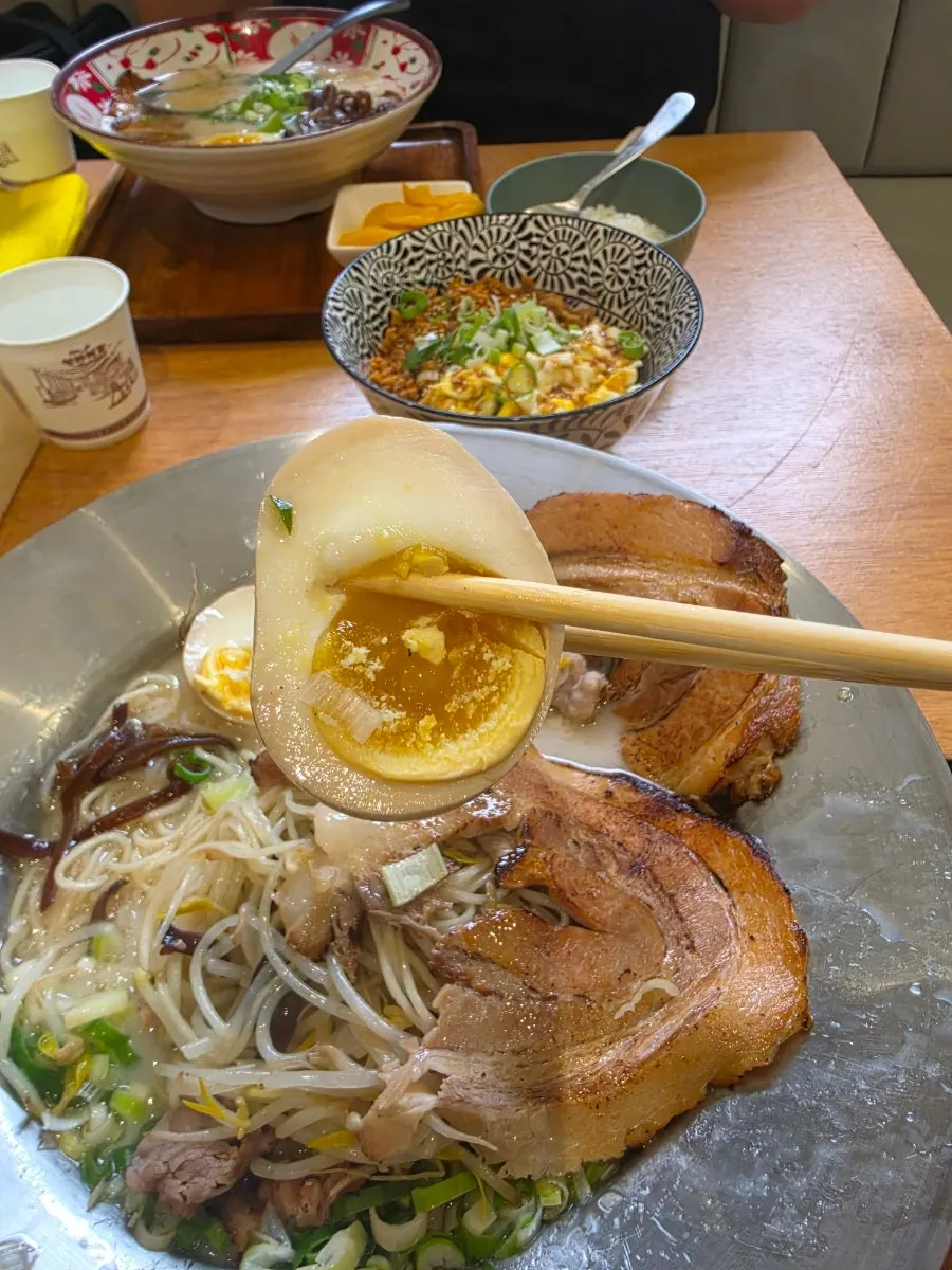 라멘 국물에 밥을 말아 먹는 모습