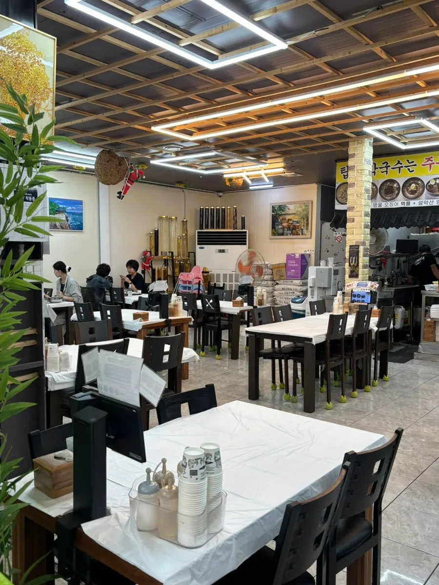 Interior of Sokcho Topgol Makguksu Main Branch